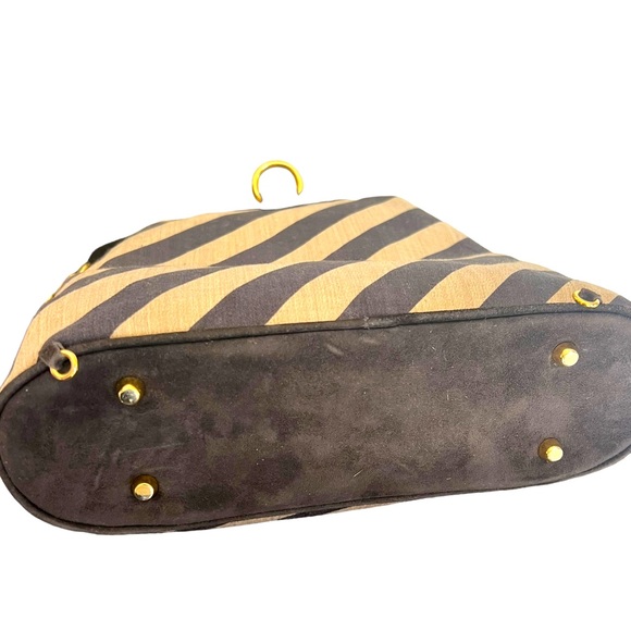 Claudio Merazzi Italian shoulder bag with flashy gold hardware. Hobo style cinch - Picture 6 of 8